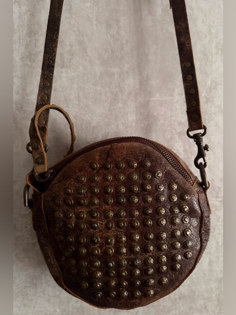 FRYE Brooke Studded Round Brown distressed leather Brass Tone studs Crossbody - Picture 6 of 9